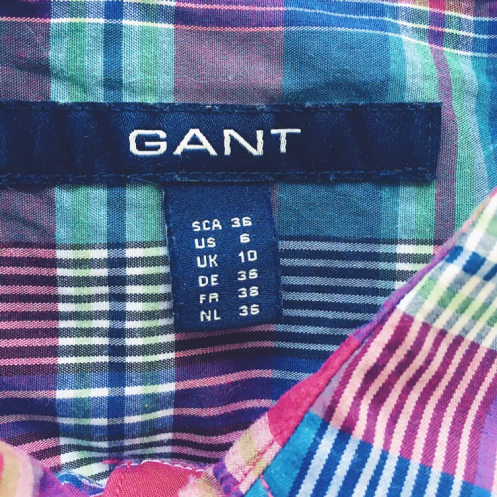Somrig skjorta från Gant. Rutig i glada färger och har en trekvarts lång arm. Present som alldeles för sällan kommer till användning. Köparen står för eventuell frakt 🌸. Skjortor.