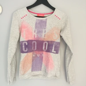  - Tröja köpt i Tyskland från Bershka. Står S i storlek men passar mer som en XS. 23kr +frakt