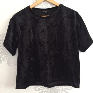  - Sammet T-shirt från Monki 