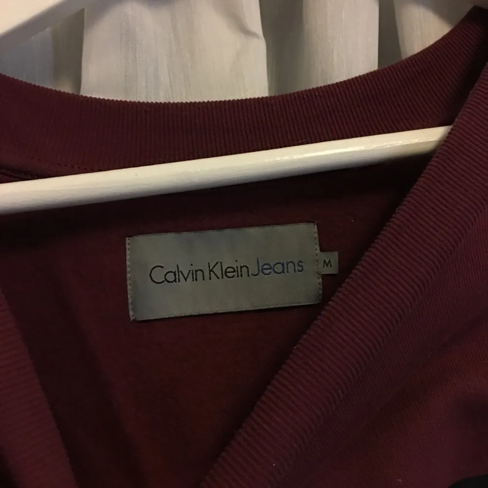 Calvin Klein tröja i storlek medium fint skick! Använd ett fåtal gånger. Köparen står för frakt . Hoodies.