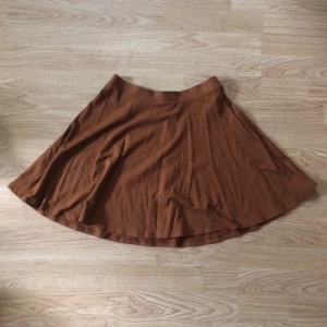  - 🍂Circleskirt i en varmbrun nyans. Riktigt fin till det mesta! Har lite 70's feeling över sig. Från Forever21. Storlek Medium. 95% bomull & 5% elastan. Köpt 2hand, fint skick! Frakt: +35kr. 🍂