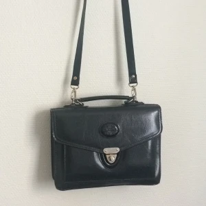  - Använd ett fåtal gånger, köpt på Beyond Retro i London. Axelremmarna går att ta av!  Köparen står för frakt.