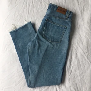  - Monki jeans, avskurna, stl 26. På mig som är 170cm går dom ner till strax ovanför anklarna. Dom är i bra skick. 