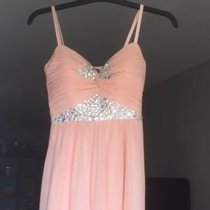  - Ljusrosa Balklänning från Cotton Club. Storlek 10 men väldigt flexibel i storlek pga resåren baktill. Köparen står för frakt kostnaden 🌸