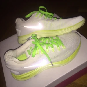  - Helt nya ÄKTA Nike. Endast testade inomhus  Reflex på skorna, superbra!  Går att koppla med nikepod så du kan se antal steg du tar med skorna/antal km du går på promenaden m.m. 