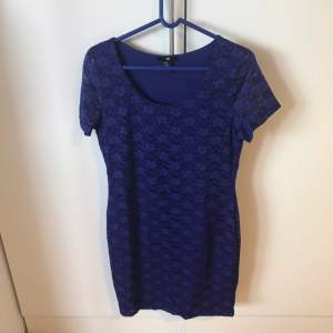 H&M lacedress. Short and stretch. Color: purple/blue. Size: M.   Shell: 90% polyamide, 10% elastane. Lining: 95% cotton, 5% elastane