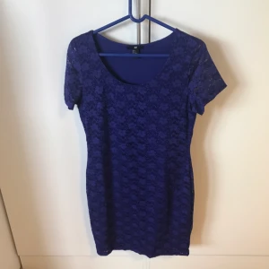  - H&M lacedress. Short and stretch. Color: purple/blue. Size: M.   Shell: 90% polyamide, 10% elastane. Lining: 95% cotton, 5% elastane