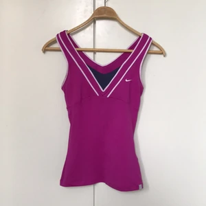  - Lila träningslinne från Nike. 👚I matchande set med tenniskjolen uppladdad innan. Snålt använd. Eventuell frakt står köparen för. :))