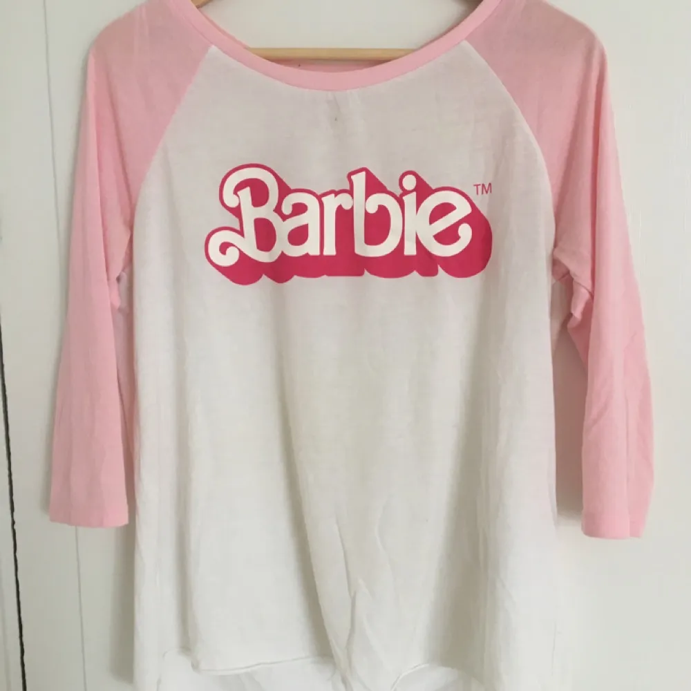 Barbie tröja i storlek S. Sparsamt använd. Frakt ingår ej i priset. . Toppar.