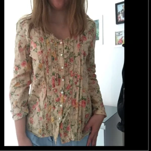  - Blommig blus från Zara storlek S, nyskick!