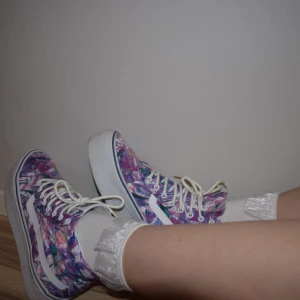  - Säljer mina platå-vans. Dom är använda tre gånger och är i underbart skick. Dom är väldigt behagliga att gå i. Säljer pga använder dom aldrig :-))) kan mötas upp i helsingborgsområdet eller frakta dem men då står köparen för frakt!! 