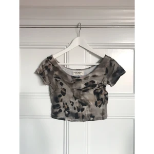  - Ball crop top med något slags leopardmönster. Köparen står för frakten och betalning sker via swish.