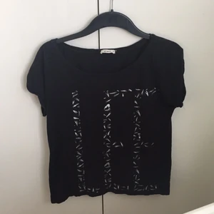  - En äkta Lee T-shirt i storlek XS.