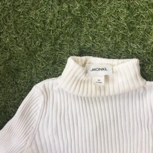  - Stilren ribbad polo från Monki i en gräddvit färg. Använd ett fåtal gånger.  🐚❄️🐚❄️🐚 Kan mötas i Stockholm/swish/köparen står för ev. Frakt 🌸