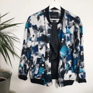  - Snygg jacka från monki! Använd fåtal gånger. Köparen står för frakten 