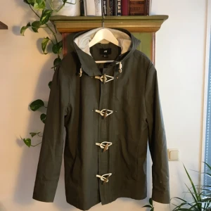  - Grön jacka med luva från h&m. Perfekt skick, knappt använd. 