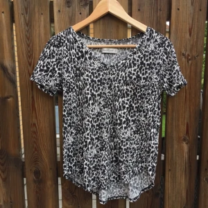  - Min absoluta favorittröja för några år sedan! Väl använd, lite längre där bak än där fram och en ficka på vänster bröst. 🌿