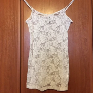  - Vit spets linne i Strl 38 från H&M. Ni står för frakten om vi inte möts upp. 