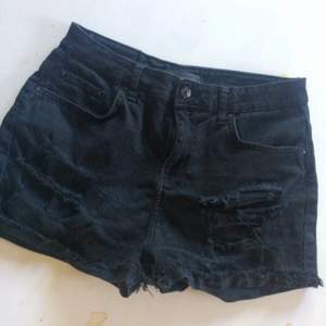 ✨ Supersnygga shorts med mycket slitningar både fram och bak. Från Gina tricots sommarkollektion 2012, men har inte används sedan dess så ännu i bra skick. Frakt ingår i priset. 