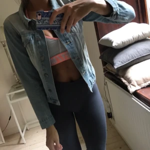  - Jeansjacka. Nypris: 499. Bra att veta: En knapp saknas på armen. Lätt fixa om man är händig. Men jag har haft den utan knapp å de funkar fint.  Fraktpris: 45 kr (eller hämtas i Göteborg)