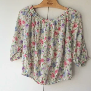  - Singoallatopp i blommigt mönster, toppenskick!