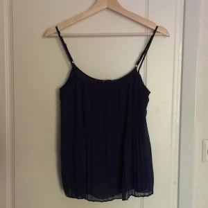  - Mörkblått plissérat linne från Zara. Bra skick.