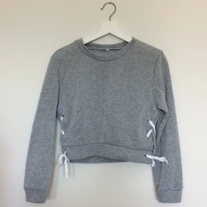  - Cropped sweatshirt, aldrig använd! Knytning på sidorna.
