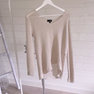  - Är en 34-36 a och har haft en som oversize kofta. Älskar den men den kommer tyvärr aldrig till användning