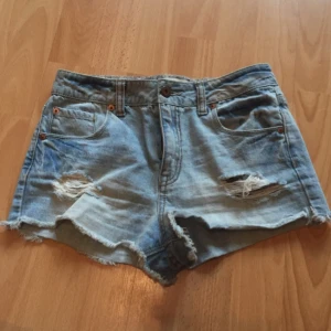  - Jeansshorts från forever21. Knappt använda. Skickas mot frakt alternativt hämtas upp i Stockholm 
