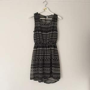 Snygg svartvit klänning från H&M i chiffong material. Storlek 36. Nypris ca 150, säljer för 50.