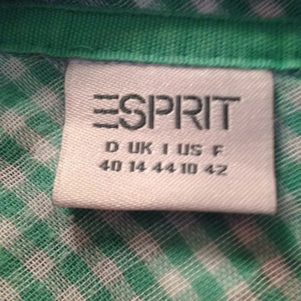 Oanvänd ärtgrön-rutig skjorta från Esprit. Strl. 40.. Skjortor.