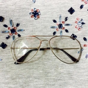  - Genomskinliga glasögon