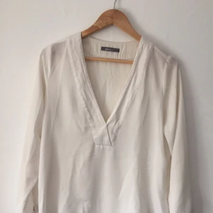  - Urringad blus från Gina 