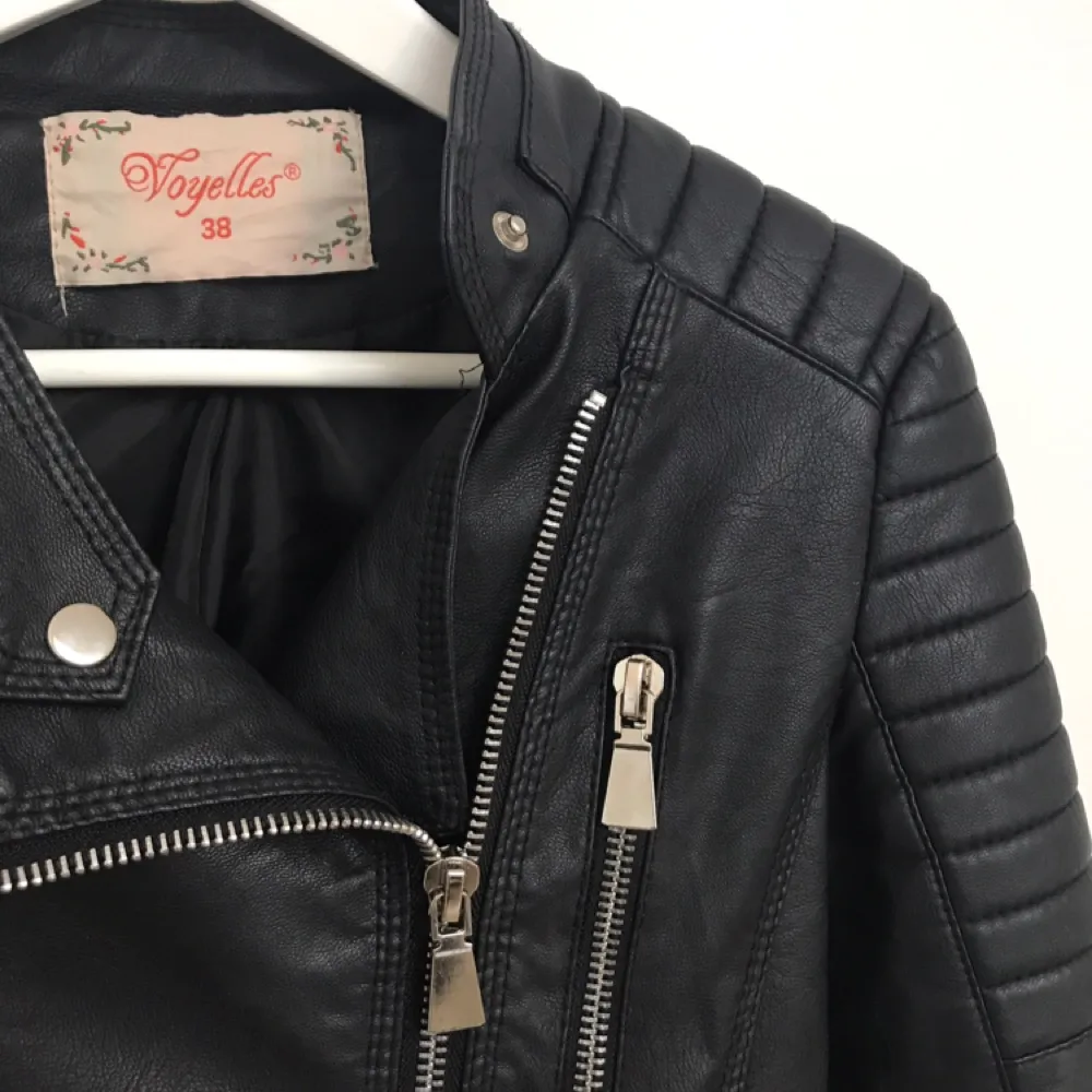 Moto jacket från Chiquelle i storlek Small/38, använd 1-2 gånger, säljes pga för stor. Ordinarie pris 699:- . Jackor.