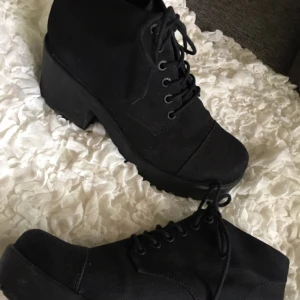  - Skor svarta Strl 39