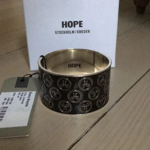  - Brand new bracelet from Hope Stockholm/Sweden in 100% metal brass. Still in box and with tags. New price 1500kr/180EUR. The size says 00 on the tag, I would say it's a XS/S. 