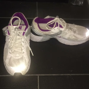  - Träningsskor från Nike. Använda men i fint skick! Supersköna