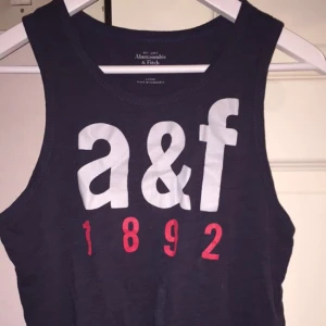  - säljer ett linné ifrån abercrombie and fitch som är i storlek L men är jätte liten i storleken så mer en XS/S.