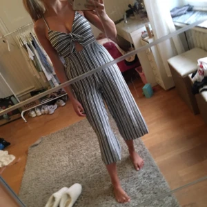  - HELT NY, sjukt snygg couloutte jumpsuit!