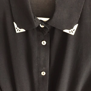  - Klänning med detaljer i guld