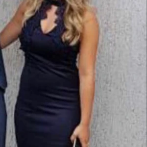  - Super skön klänning; öppning vid benet och väldigt bekväm: använd endast en gång 