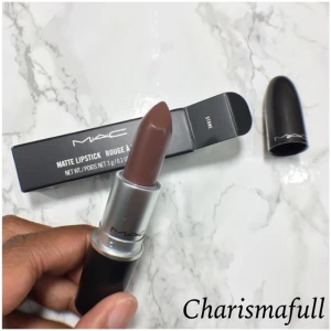  - Endast swatchat läppstift i färgen Stone från MAC. Väldigt populär taupe färg som sålde slut på bara några minuter. Köpt på Kicks för 195 kr. Angivna priset inkluderar frakt :) Spritar den innan jag skickar iväg den. 