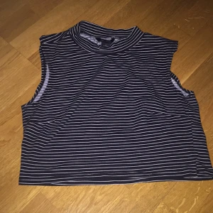 - Magtröja från Monki. Använd 2-3gg. Köpare står för frakt✨