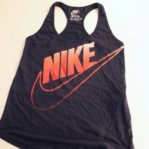 Nike loosefit träningslinne - Nike loosefit träningslinne, fint skick!  Storlek: S/M Direkt pris: 40kr, Skriv buden till mig privat eller kommentera på bilden! Buda med minst 5kr varje gång ✨(Alla bud är välkomna) Köpare står för frakten (Du bestämmer vilket paket så länge det uppfyller vikt och storleks kraven)