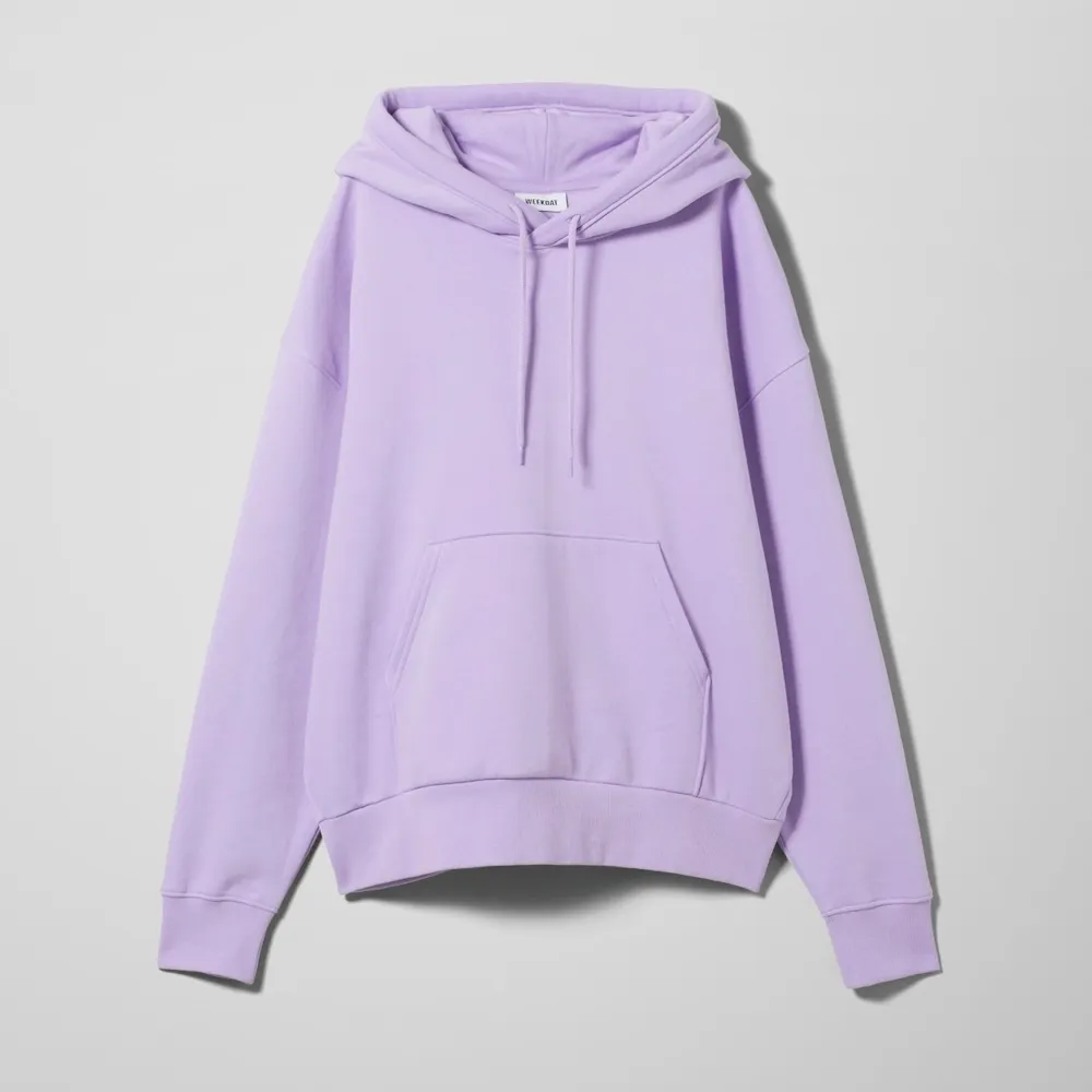 Populär och snygg lila hoodie från weekday. Är i helt okej skick men säljer då den inte längre kommer till användning. Frakt är inkluderat i pris. Hoodies.