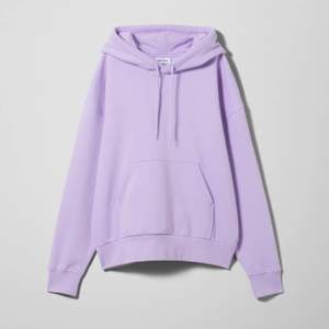 Populär och snygg lila hoodie från weekday. Är i helt okej skick men säljer då den inte längre kommer till användning. Frakt är inkluderat i pris