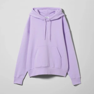 Hoodie från weekday - Populär och snygg lila hoodie från weekday. Är i helt okej skick men säljer då den inte längre kommer till användning. Frakt är inkluderat i pris