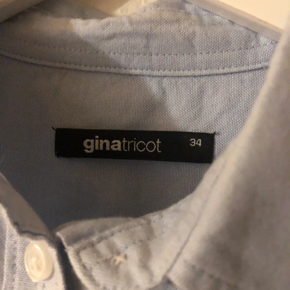 Blå skjorta från GinaTricot. Storlek 34. Aldrig använd. Köparen står för frakt!. Skjortor.