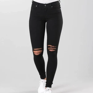 Jeans  - Ett par svarta jeans med hål i, orginal pris: 199 kr och mitt pris : 60 kr 💕