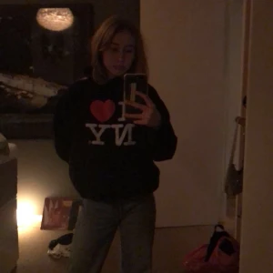 I❤️NY hoodie - Säljer den här jättesnygga I❤️NY hoodien! Den är jättefin men använder den sällan och säljer därför den❤️ Den är i väldigt fint skick! Inga fläckar eller hål! Den är i st M men skulle säga att den sitter som en XS-S. Kan absolut skicka mer foton om det behövs❤️
